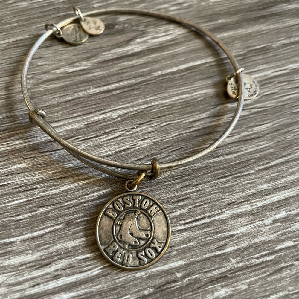 5 bracelets - Picture 3 of 5